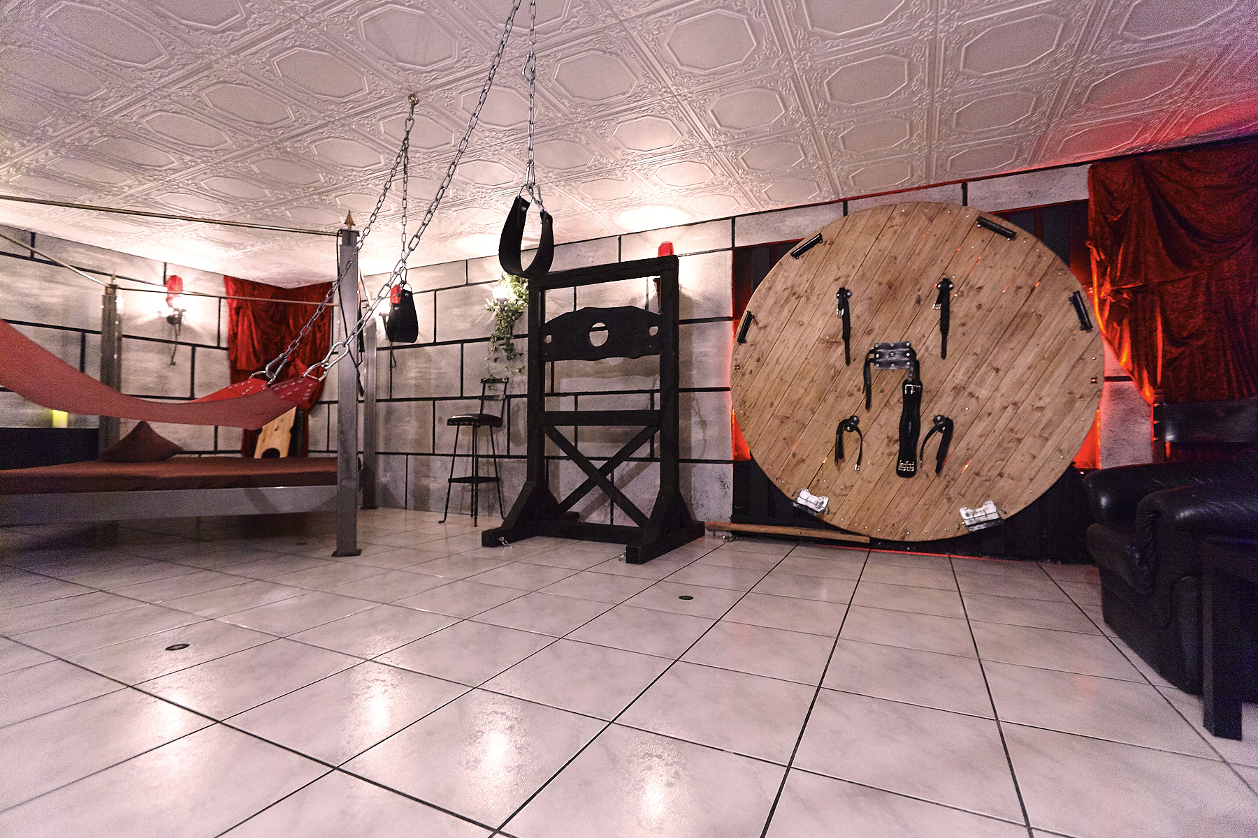 Rittersaal mit Schaukel und Spielzeug