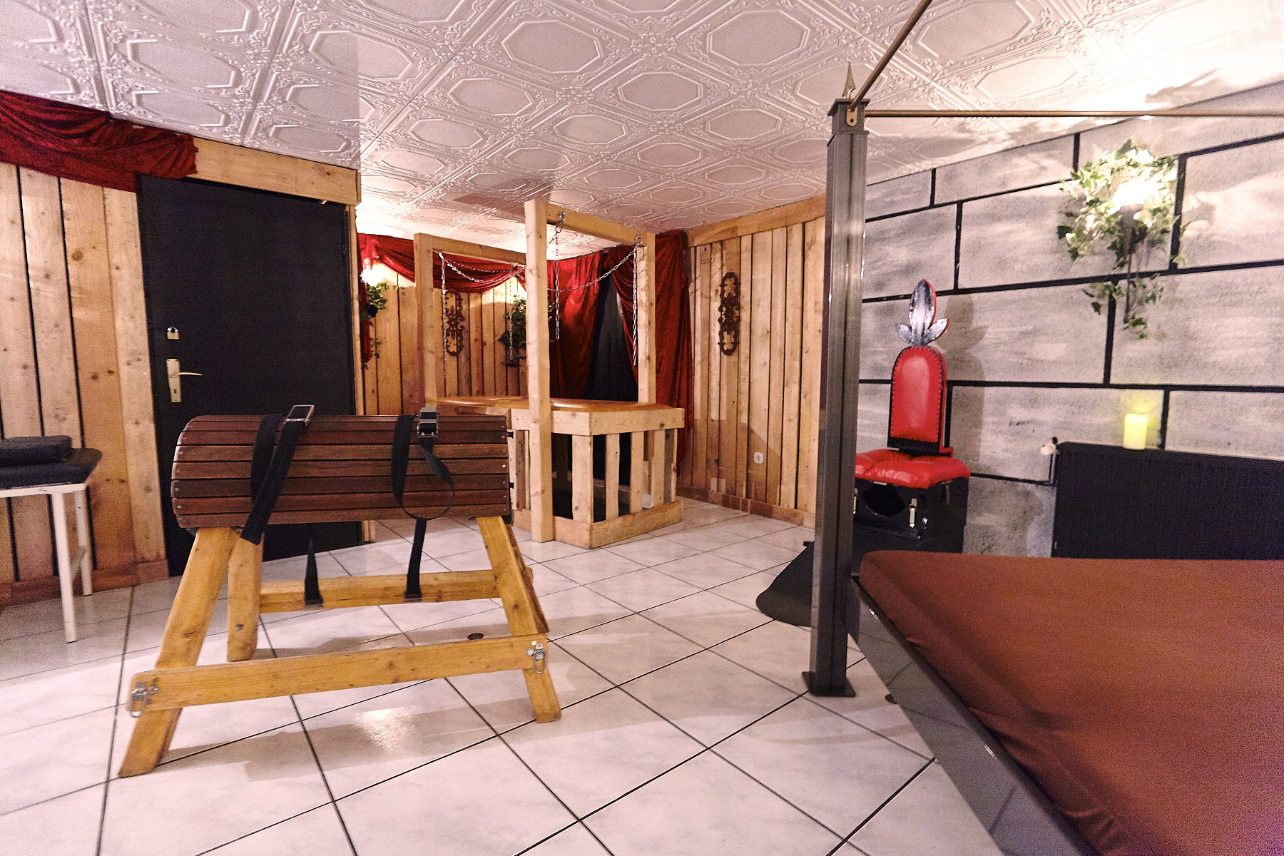 Rittersaal mit Sexmöbeln
