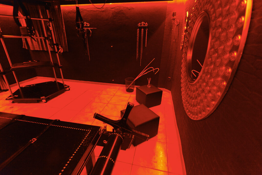 Schwarze Rose BDSM Zimmer mit Sexmöbel