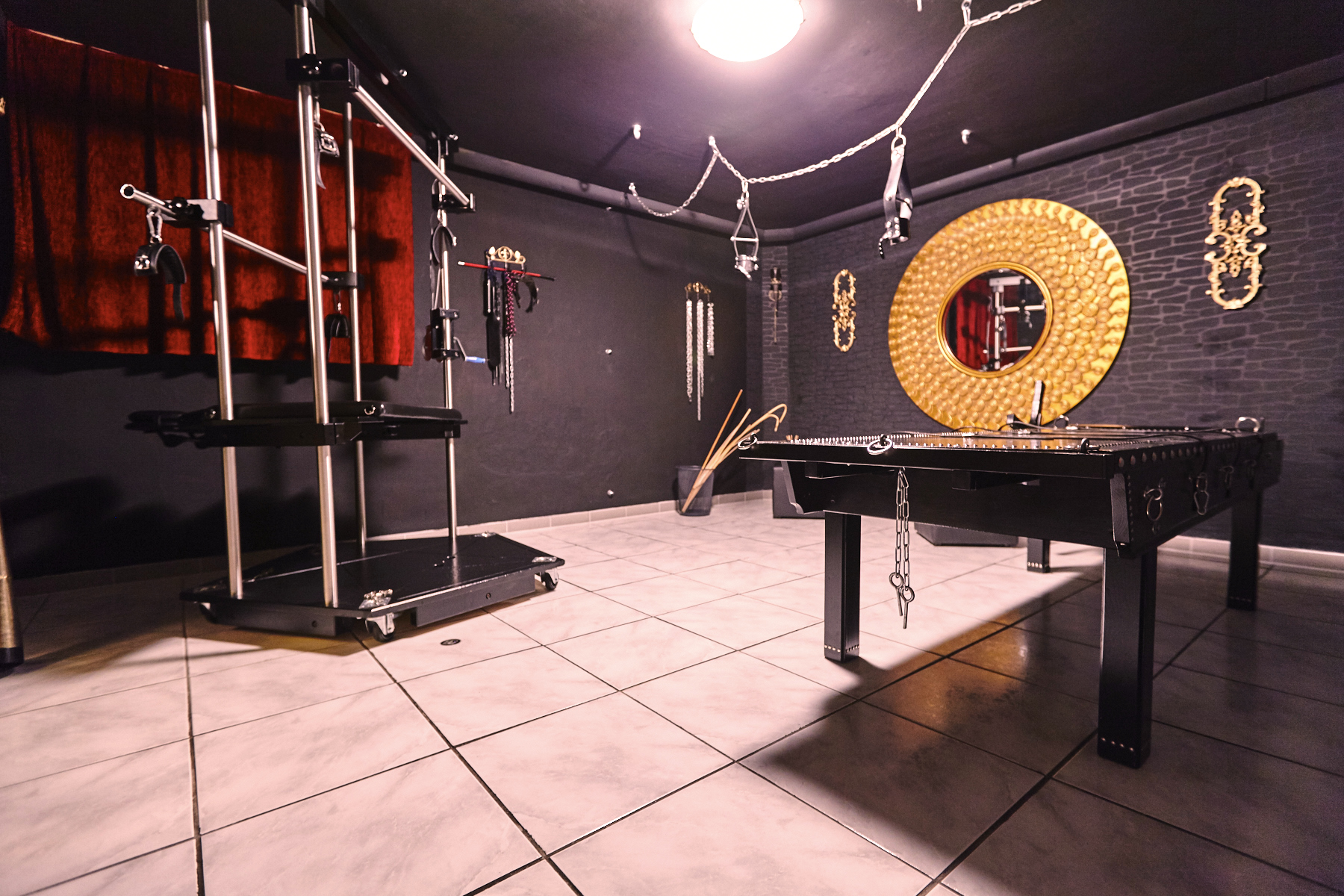 Schwarze Rose BDSM Spielzimmer