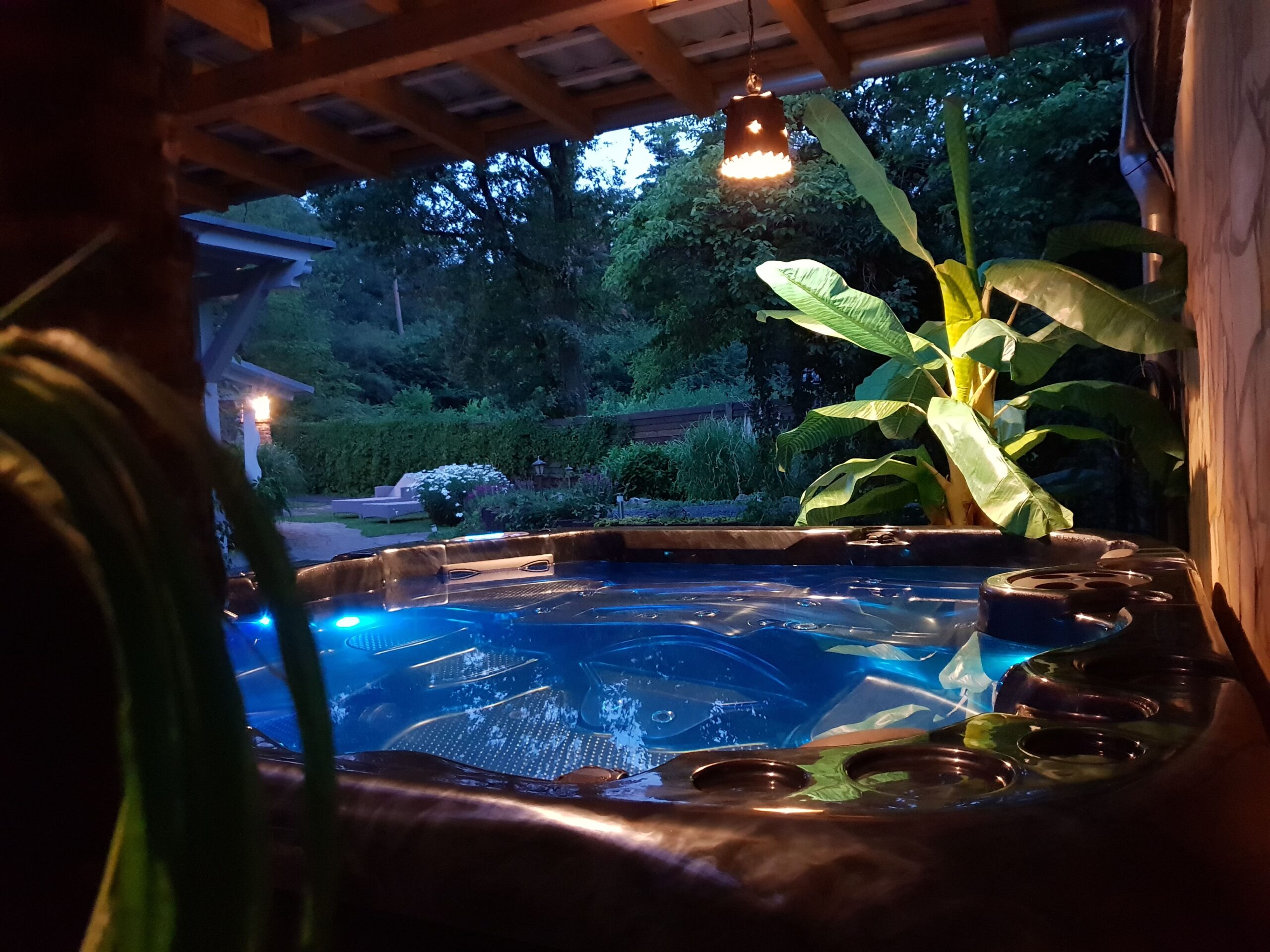 Outdoor-Wellness-Bereich-Whirlpool
